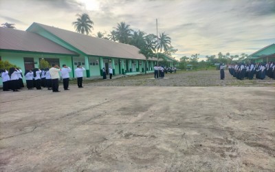 MTs Negeri 2 Bolsel Laksanakan Upacara Bendera, Bagas Puluman, S.Pd Bertindak sebagai Pembina Apel
